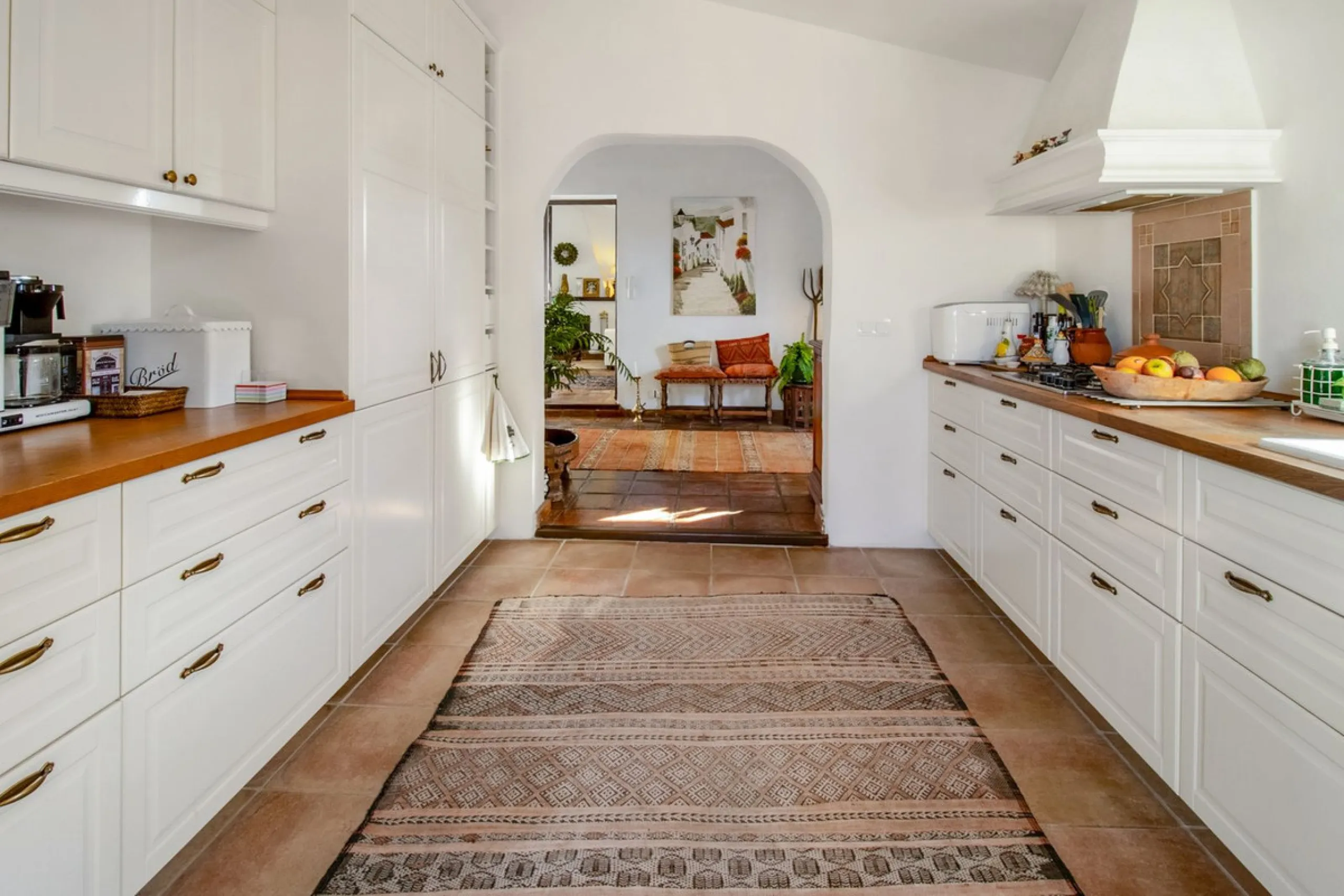 In the sought-after area of Tablazos, between Frigiliana and Nerja, you will find this cosy and charming villa that offers both comfort and character. The house features four bedrooms and three bathrooms, a living room full of personality, and a beautiful