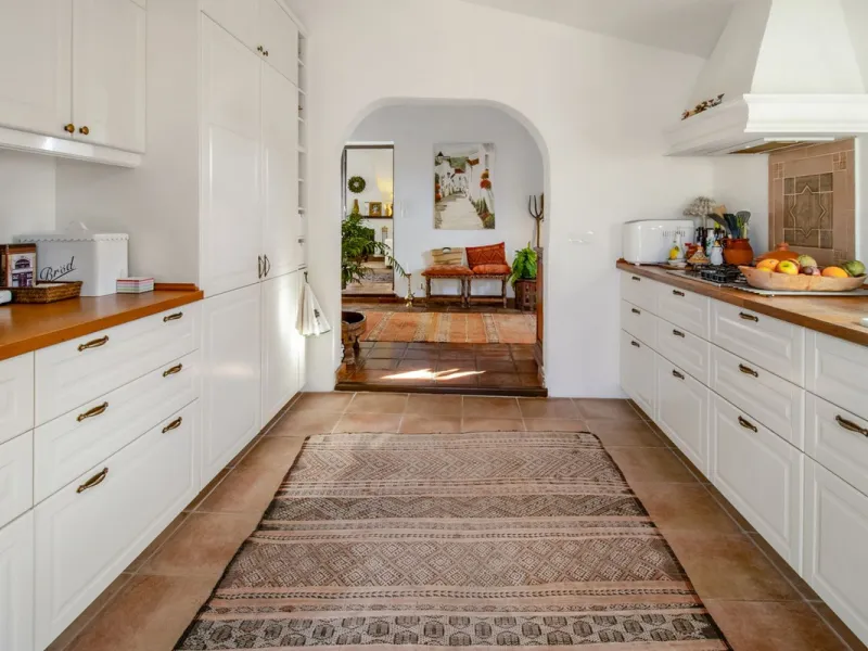 In the sought-after area of Tablazos, between Frigiliana and Nerja, you will find this cosy and charming villa that offers both comfort and character. The house features four bedrooms and three bathrooms, a living room full of personality, and a beautiful
