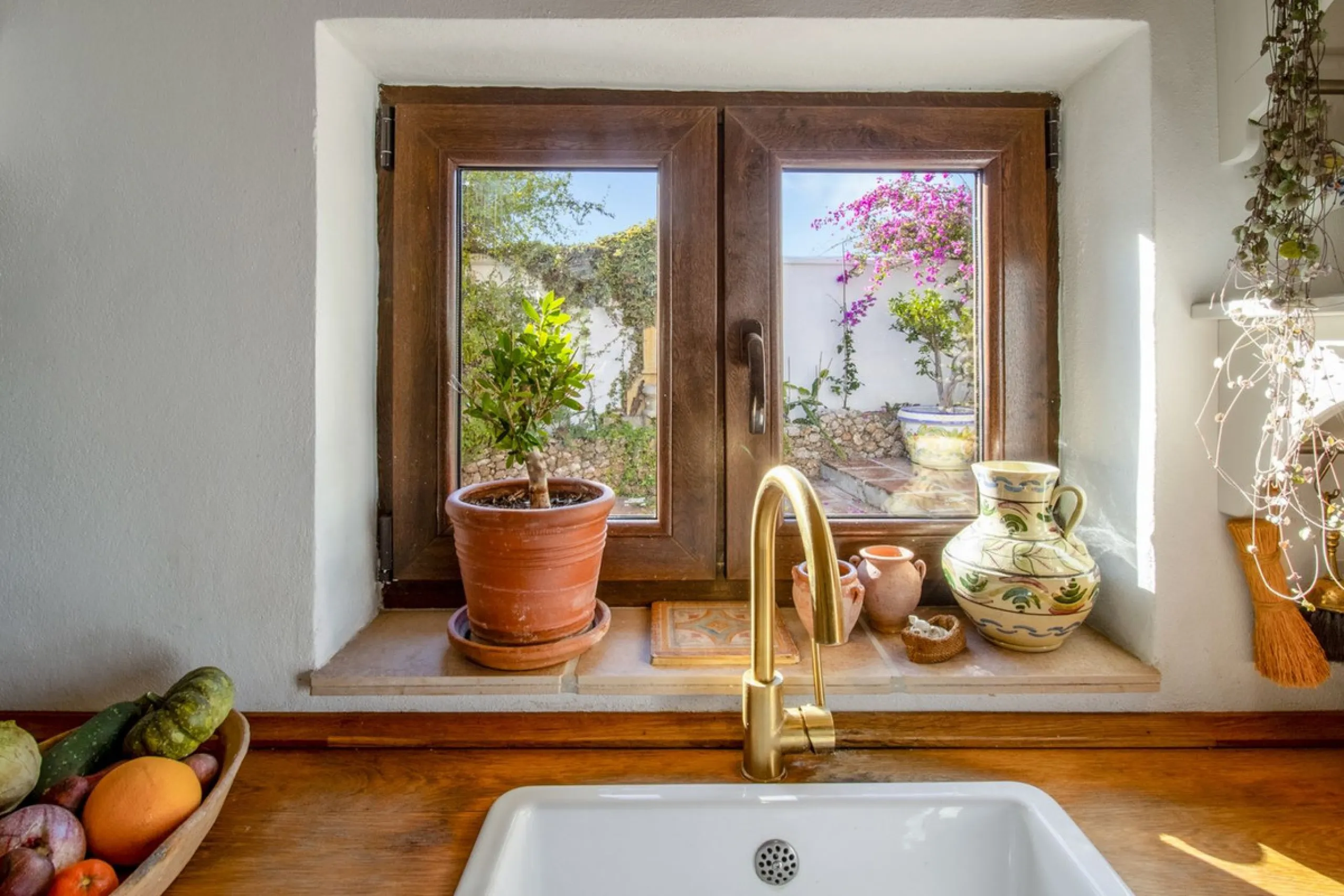 In the sought-after area of Tablazos, between Frigiliana and Nerja, you will find this cosy and charming villa that offers both comfort and character. The house features four bedrooms and three bathrooms, a living room full of personality, and a beautiful
