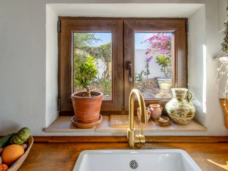 In the sought-after area of Tablazos, between Frigiliana and Nerja, you will find this cosy and charming villa that offers both comfort and character. The house features four bedrooms and three bathrooms, a living room full of personality, and a beautiful