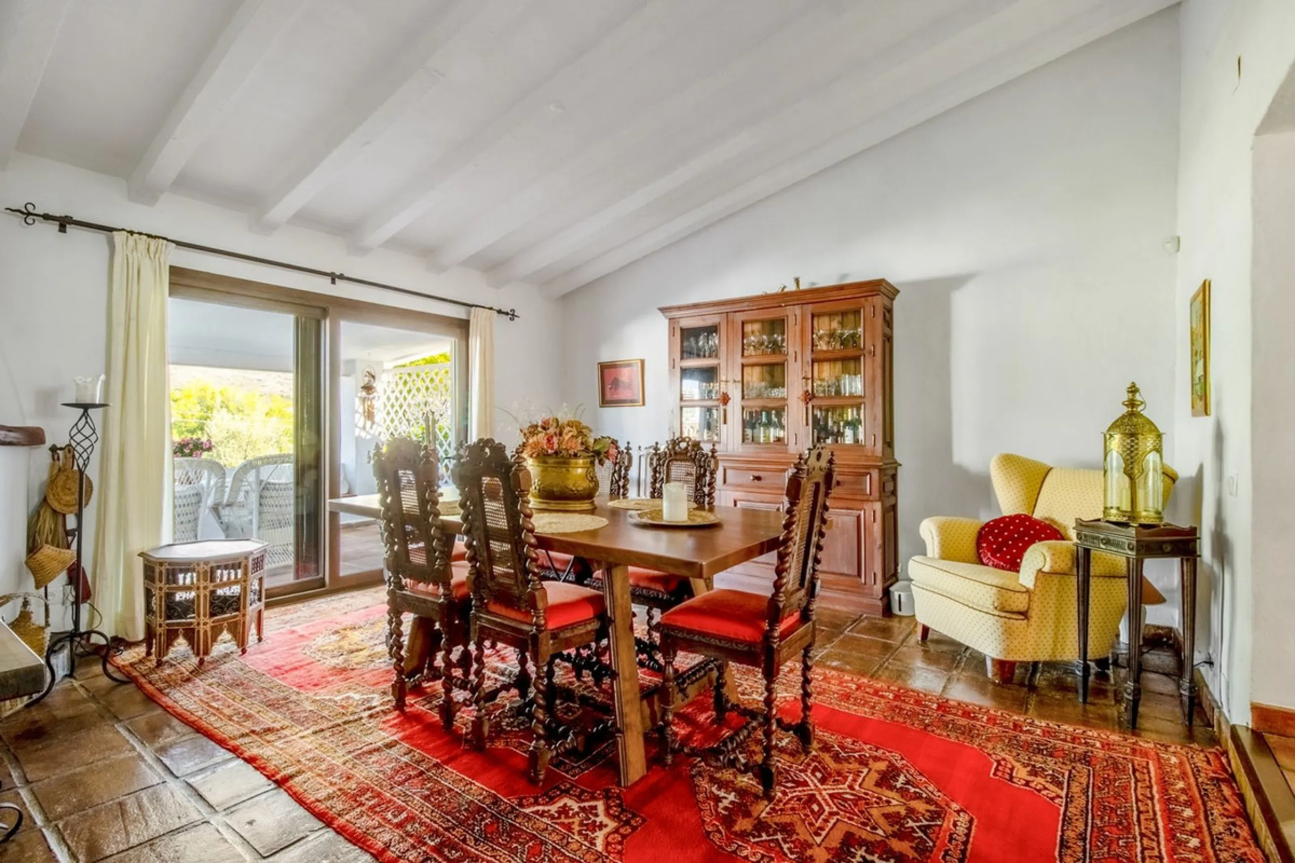 In the sought-after area of Tablazos, between Frigiliana and Nerja, you will find this cosy and charming villa that offers both comfort and character. The house features four bedrooms and three bathrooms, a living room full of personality, and a beautiful