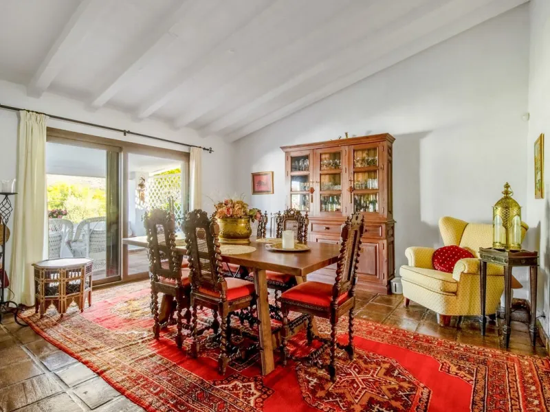 In the sought-after area of Tablazos, between Frigiliana and Nerja, you will find this cosy and charming villa that offers both comfort and character. The house features four bedrooms and three bathrooms, a living room full of personality, and a beautiful