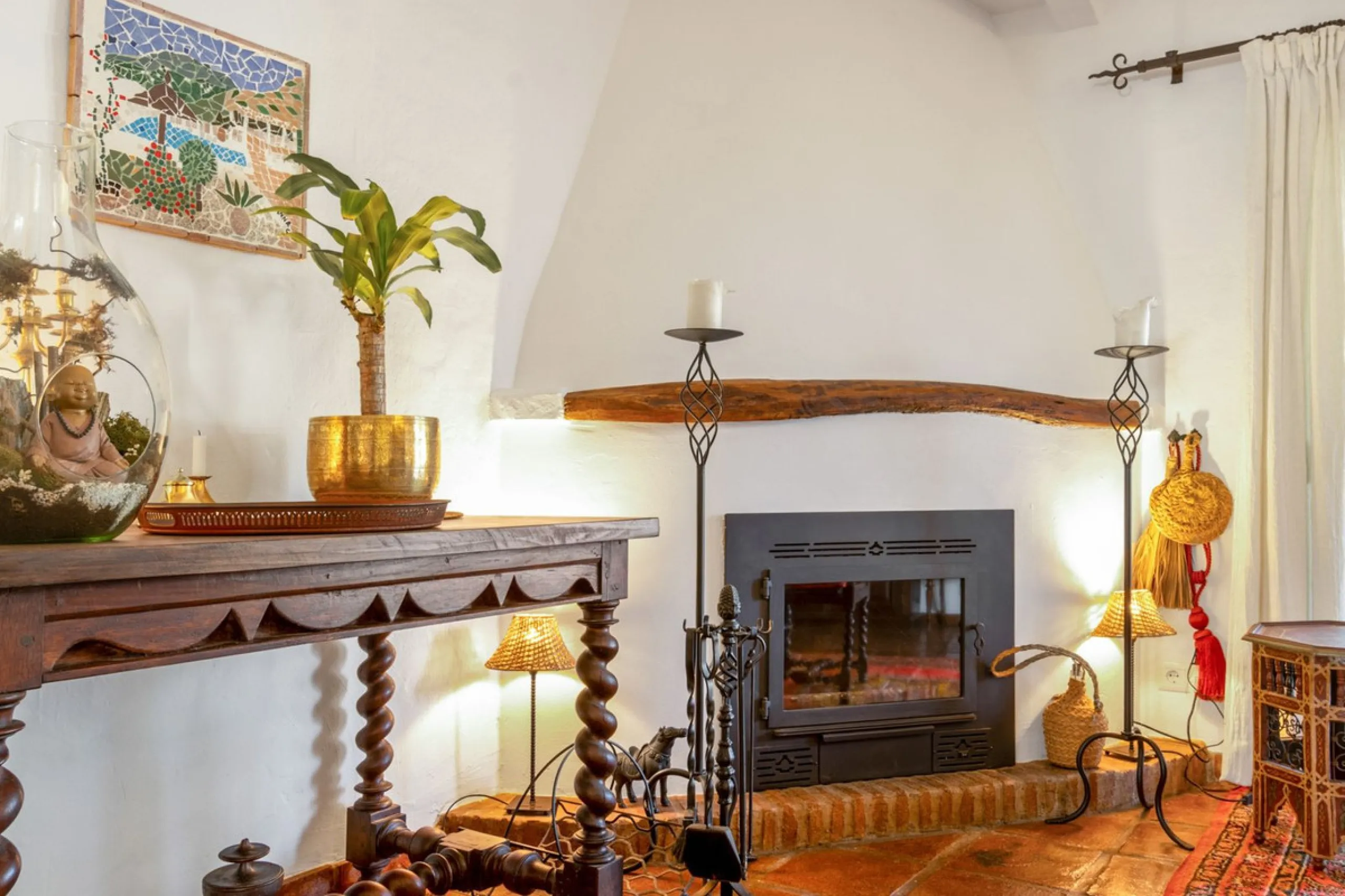 In the sought-after area of Tablazos, between Frigiliana and Nerja, you will find this cosy and charming villa that offers both comfort and character. The house features four bedrooms and three bathrooms, a living room full of personality, and a beautiful