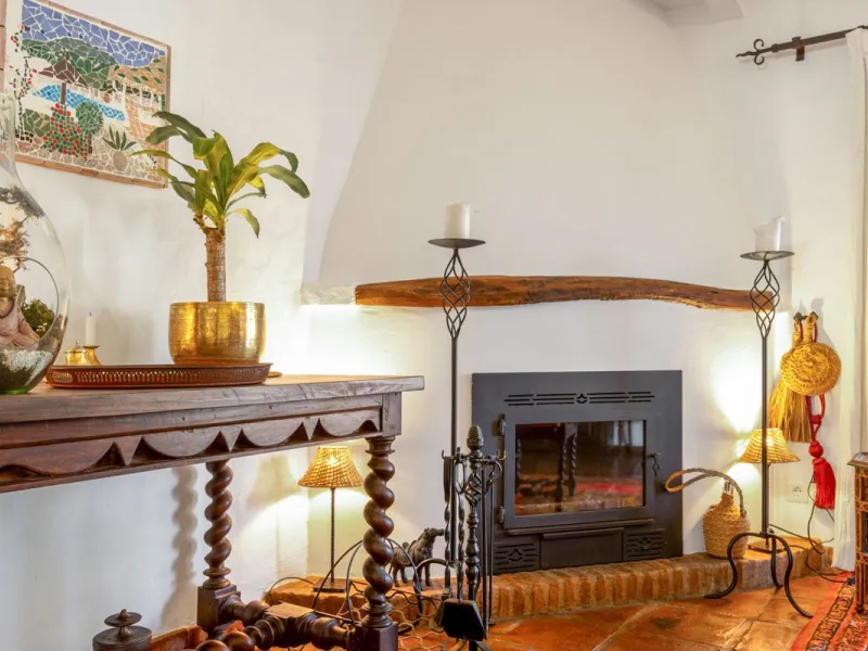 In the sought-after area of Tablazos, between Frigiliana and Nerja, you will find this cosy and charming villa that offers both comfort and character. The house features four bedrooms and three bathrooms, a living room full of personality, and a beautiful