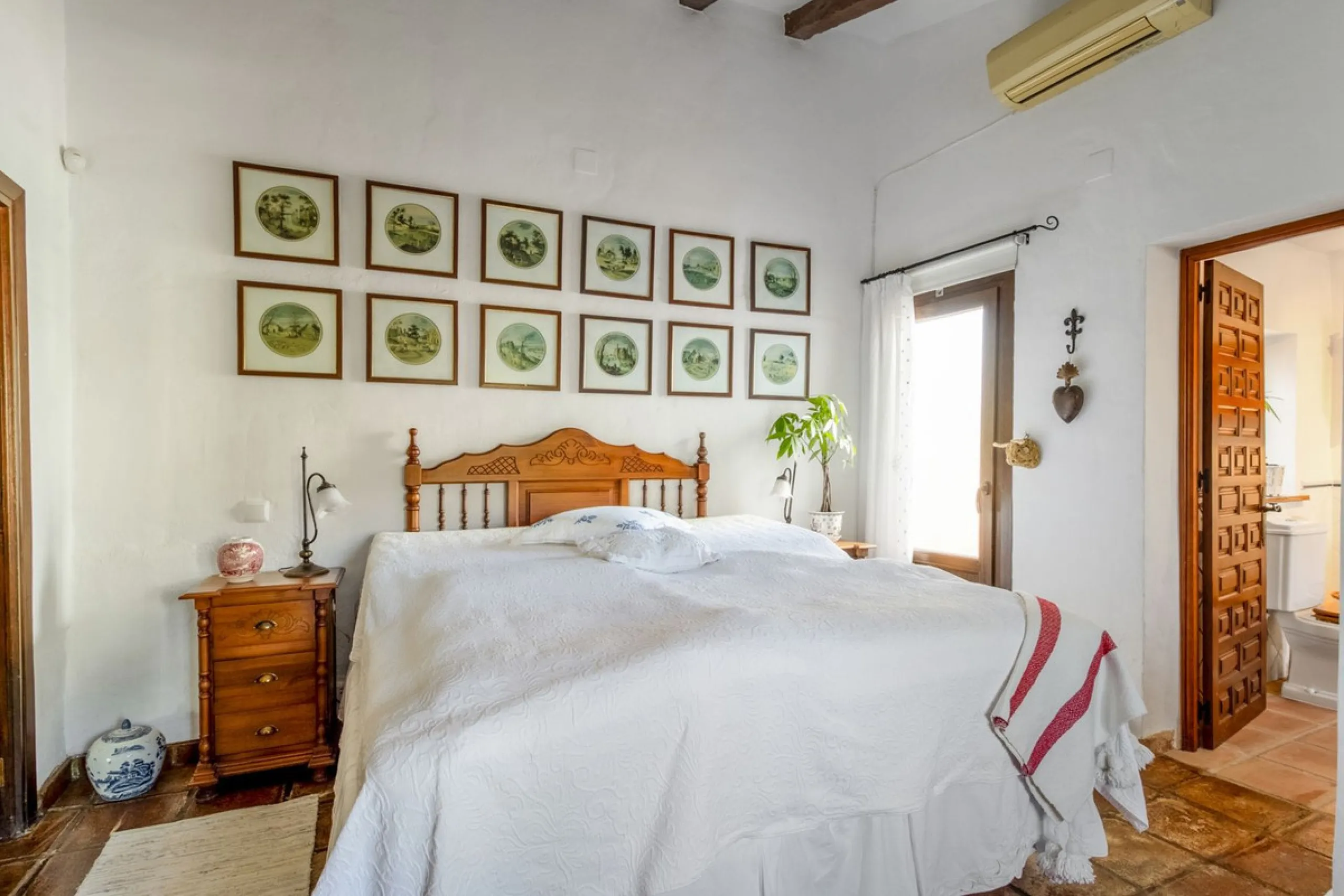 In the sought-after area of Tablazos, between Frigiliana and Nerja, you will find this cosy and charming villa that offers both comfort and character. The house features four bedrooms and three bathrooms, a living room full of personality, and a beautiful