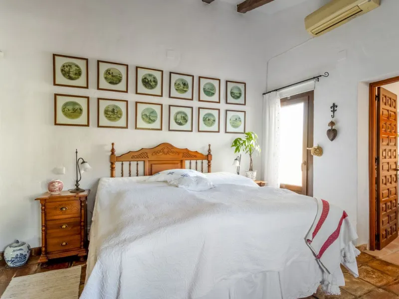 In the sought-after area of Tablazos, between Frigiliana and Nerja, you will find this cosy and charming villa that offers both comfort and character. The house features four bedrooms and three bathrooms, a living room full of personality, and a beautiful