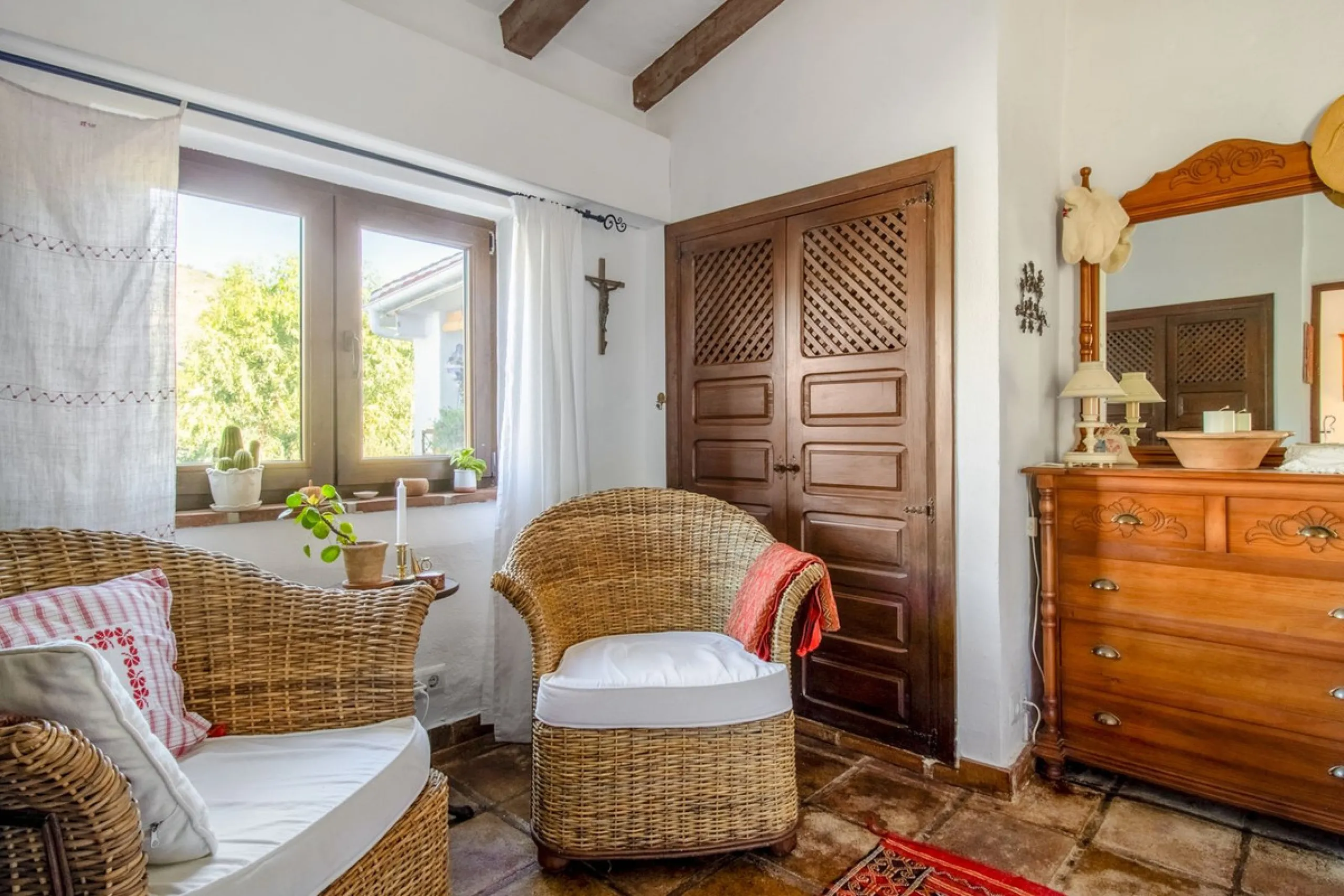 In the sought-after area of Tablazos, between Frigiliana and Nerja, you will find this cosy and charming villa that offers both comfort and character. The house features four bedrooms and three bathrooms, a living room full of personality, and a beautiful