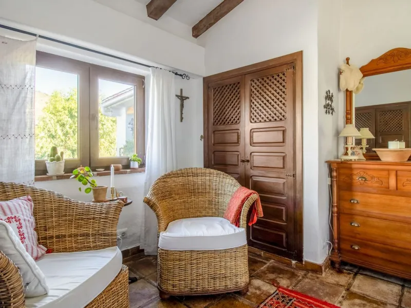 In the sought-after area of Tablazos, between Frigiliana and Nerja, you will find this cosy and charming villa that offers both comfort and character. The house features four bedrooms and three bathrooms, a living room full of personality, and a beautiful