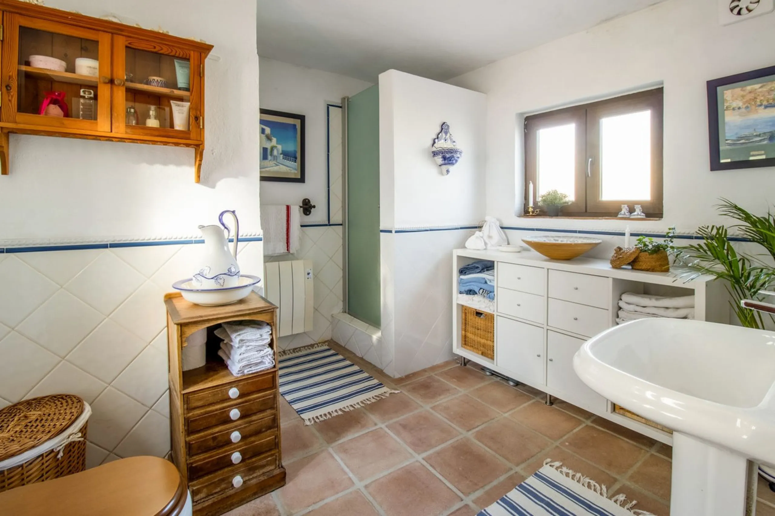 In the sought-after area of Tablazos, between Frigiliana and Nerja, you will find this cosy and charming villa that offers both comfort and character. The house features four bedrooms and three bathrooms, a living room full of personality, and a beautiful