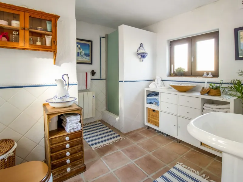 In the sought-after area of Tablazos, between Frigiliana and Nerja, you will find this cosy and charming villa that offers both comfort and character. The house features four bedrooms and three bathrooms, a living room full of personality, and a beautiful