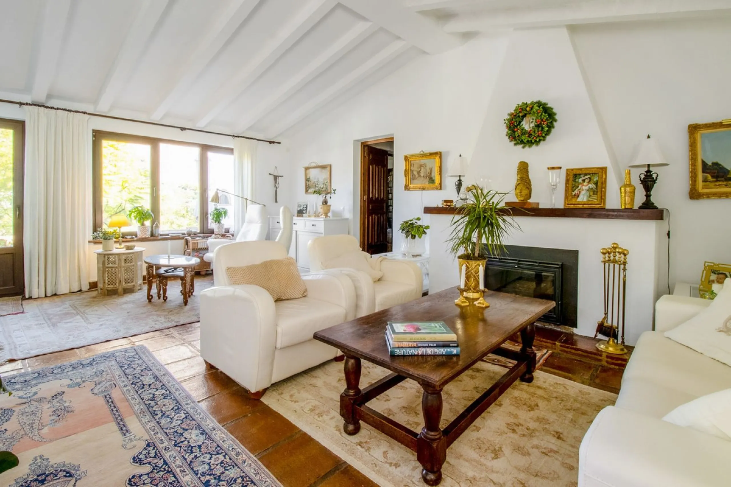 In the sought-after area of Tablazos, between Frigiliana and Nerja, you will find this cosy and charming villa that offers both comfort and character. The house features four bedrooms and three bathrooms, a living room full of personality, and a beautiful