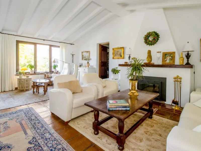 In the sought-after area of Tablazos, between Frigiliana and Nerja, you will find this cosy and charming villa that offers both comfort and character. The house features four bedrooms and three bathrooms, a living room full of personality, and a beautiful