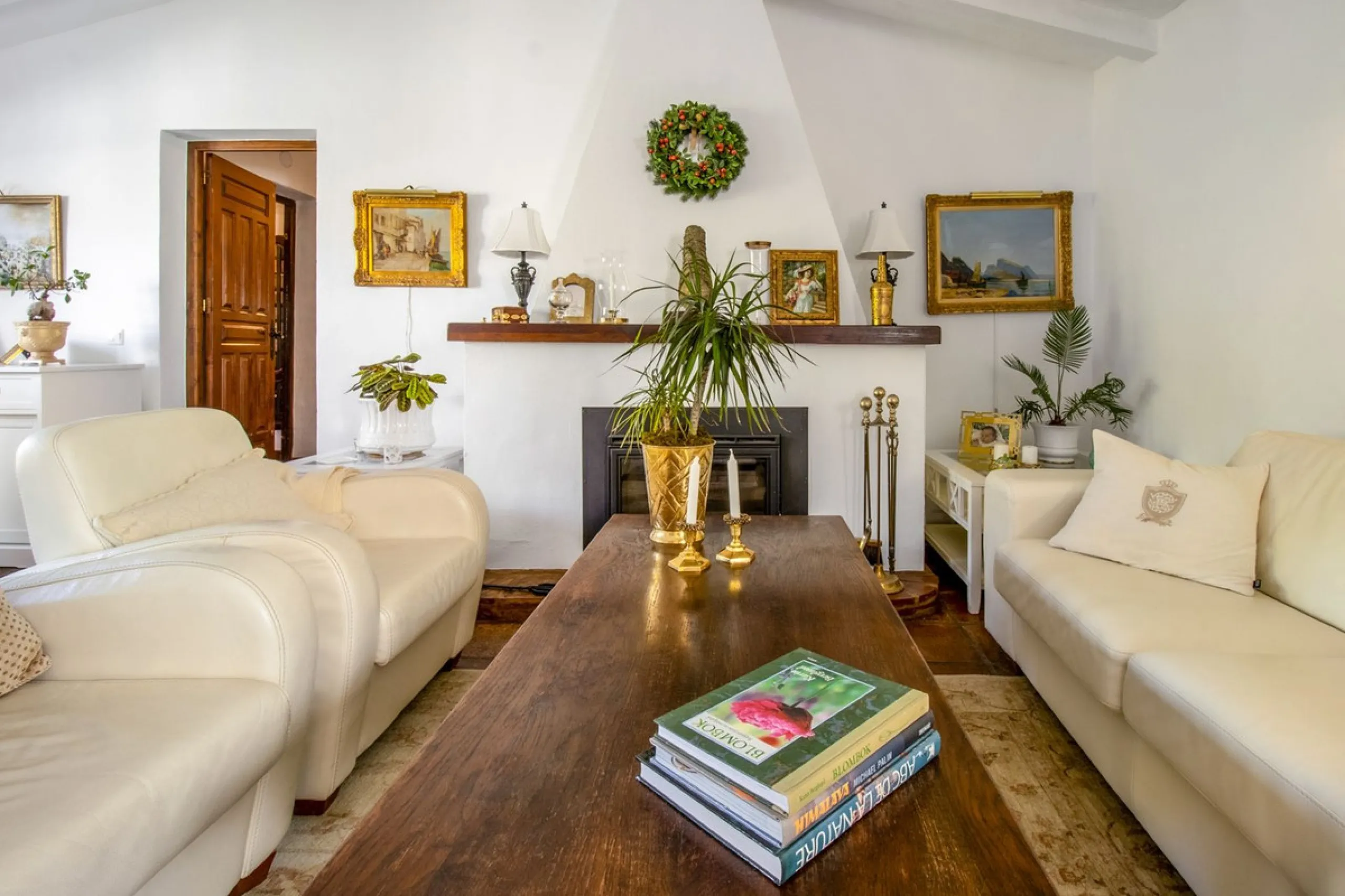 In the sought-after area of Tablazos, between Frigiliana and Nerja, you will find this cosy and charming villa that offers both comfort and character. The house features four bedrooms and three bathrooms, a living room full of personality, and a beautiful