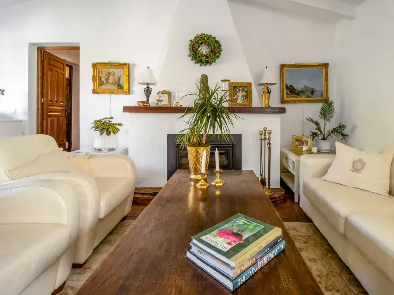 In the sought-after area of Tablazos, between Frigiliana and Nerja, you will find this cosy and charming villa that offers both comfort and character. The house features four bedrooms and three bathrooms, a living room full of personality, and a beautiful