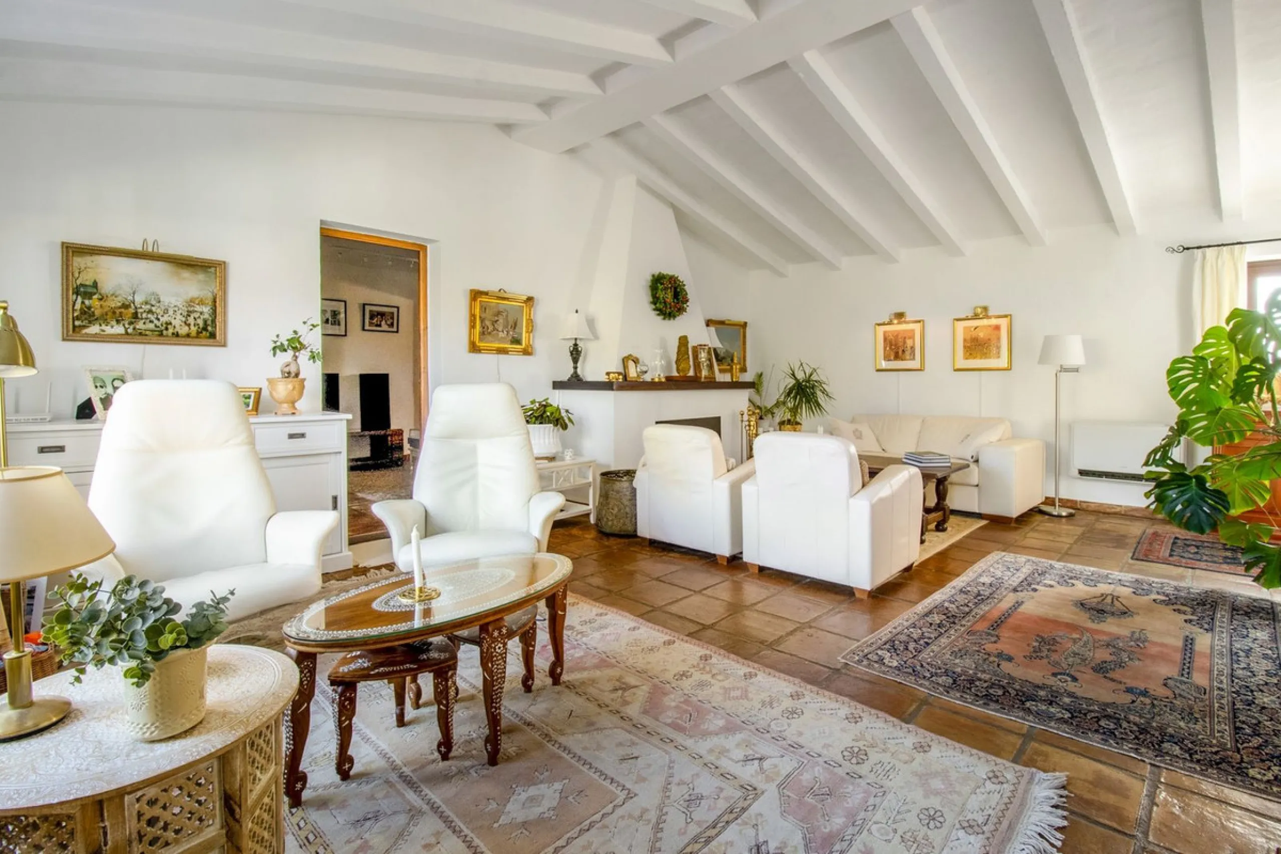In the sought-after area of Tablazos, between Frigiliana and Nerja, you will find this cosy and charming villa that offers both comfort and character. The house features four bedrooms and three bathrooms, a living room full of personality, and a beautiful