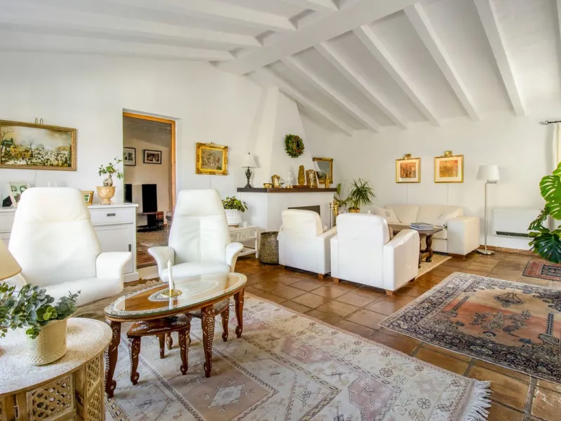 In the sought-after area of Tablazos, between Frigiliana and Nerja, you will find this cosy and charming villa that offers both comfort and character. The house features four bedrooms and three bathrooms, a living room full of personality, and a beautiful