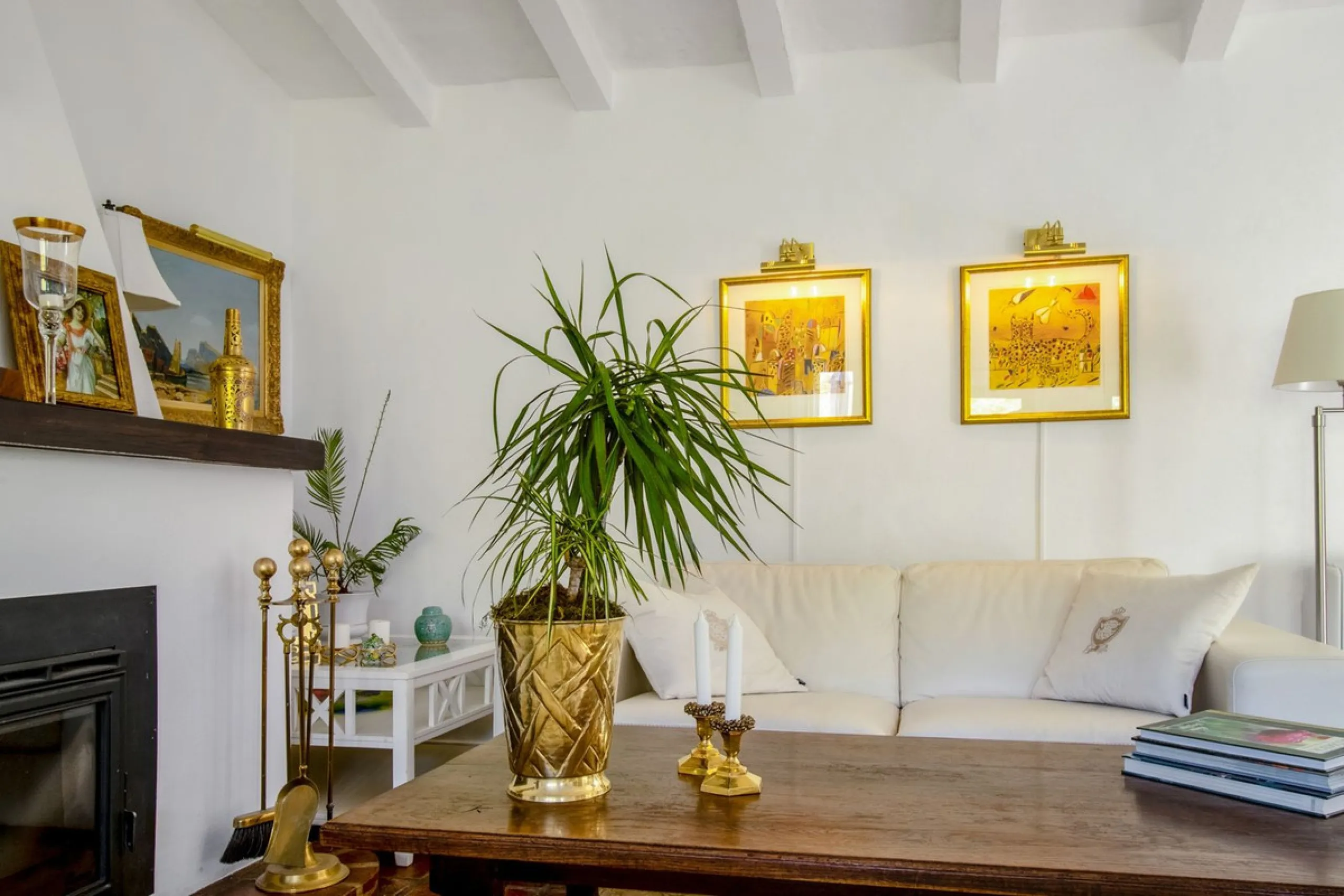 In the sought-after area of Tablazos, between Frigiliana and Nerja, you will find this cosy and charming villa that offers both comfort and character. The house features four bedrooms and three bathrooms, a living room full of personality, and a beautiful