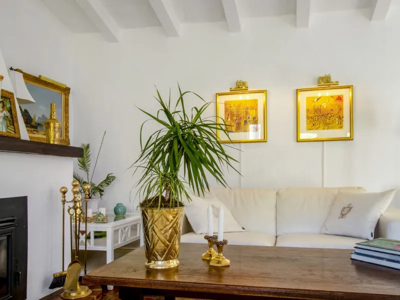 In the sought-after area of Tablazos, between Frigiliana and Nerja, you will find this cosy and charming villa that offers both comfort and character. The house features four bedrooms and three bathrooms, a living room full of personality, and a beautiful