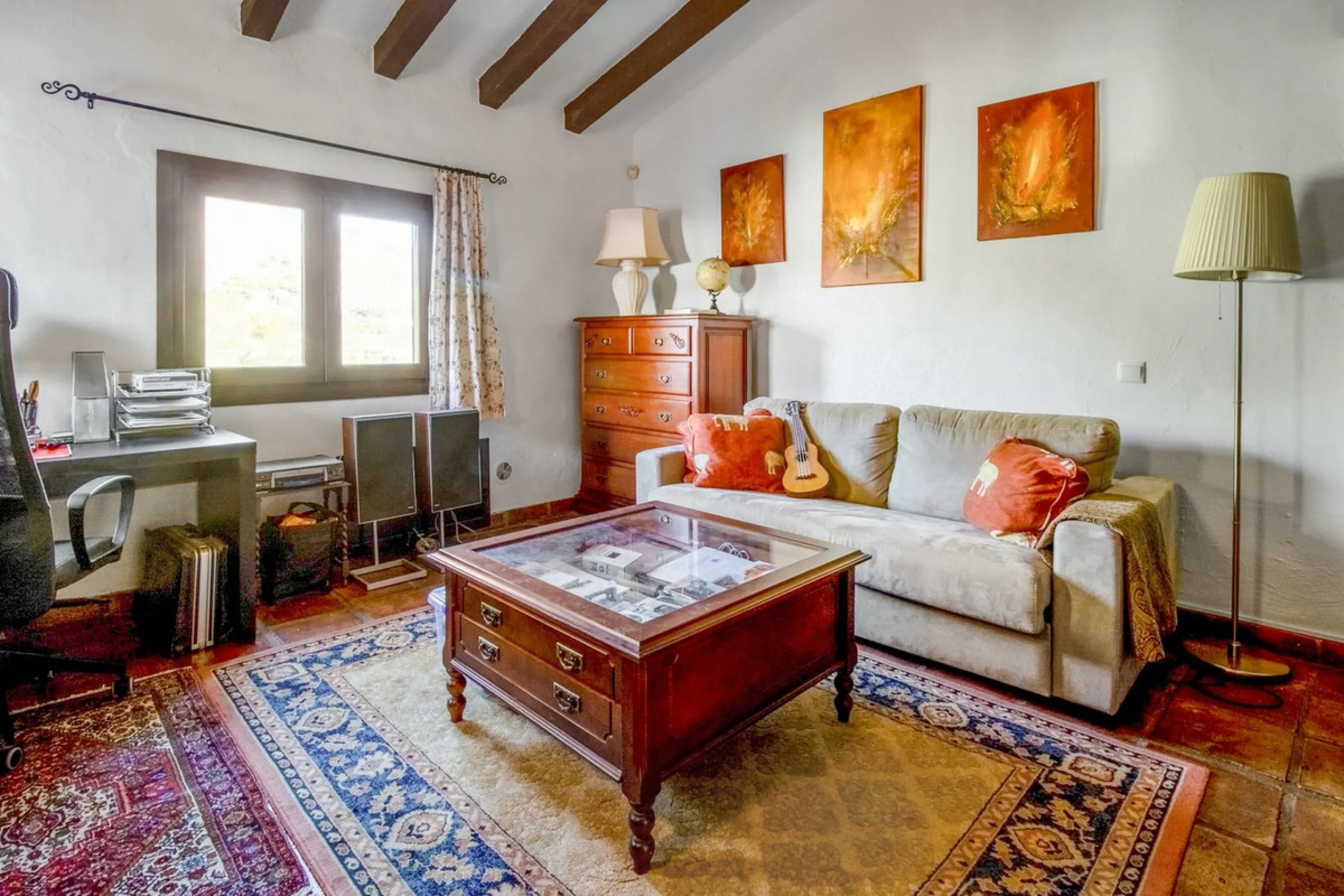 In the sought-after area of Tablazos, between Frigiliana and Nerja, you will find this cosy and charming villa that offers both comfort and character. The house features four bedrooms and three bathrooms, a living room full of personality, and a beautiful