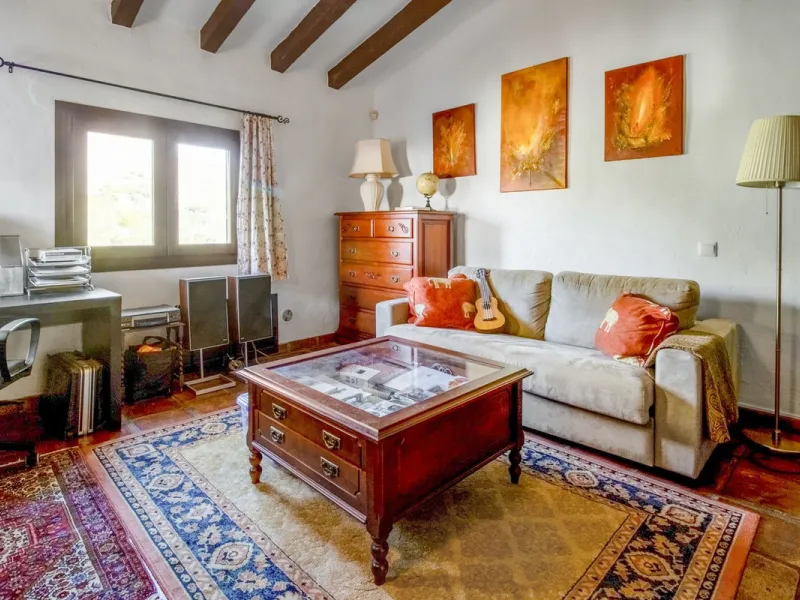In the sought-after area of Tablazos, between Frigiliana and Nerja, you will find this cosy and charming villa that offers both comfort and character. The house features four bedrooms and three bathrooms, a living room full of personality, and a beautiful
