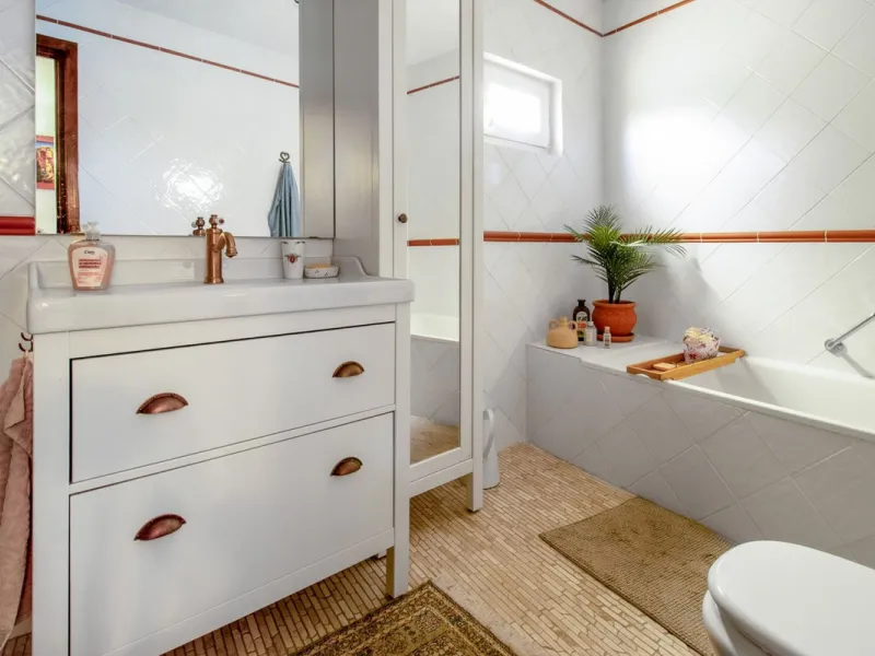 In the sought-after area of Tablazos, between Frigiliana and Nerja, you will find this cosy and charming villa that offers both comfort and character. The house features four bedrooms and three bathrooms, a living room full of personality, and a beautiful