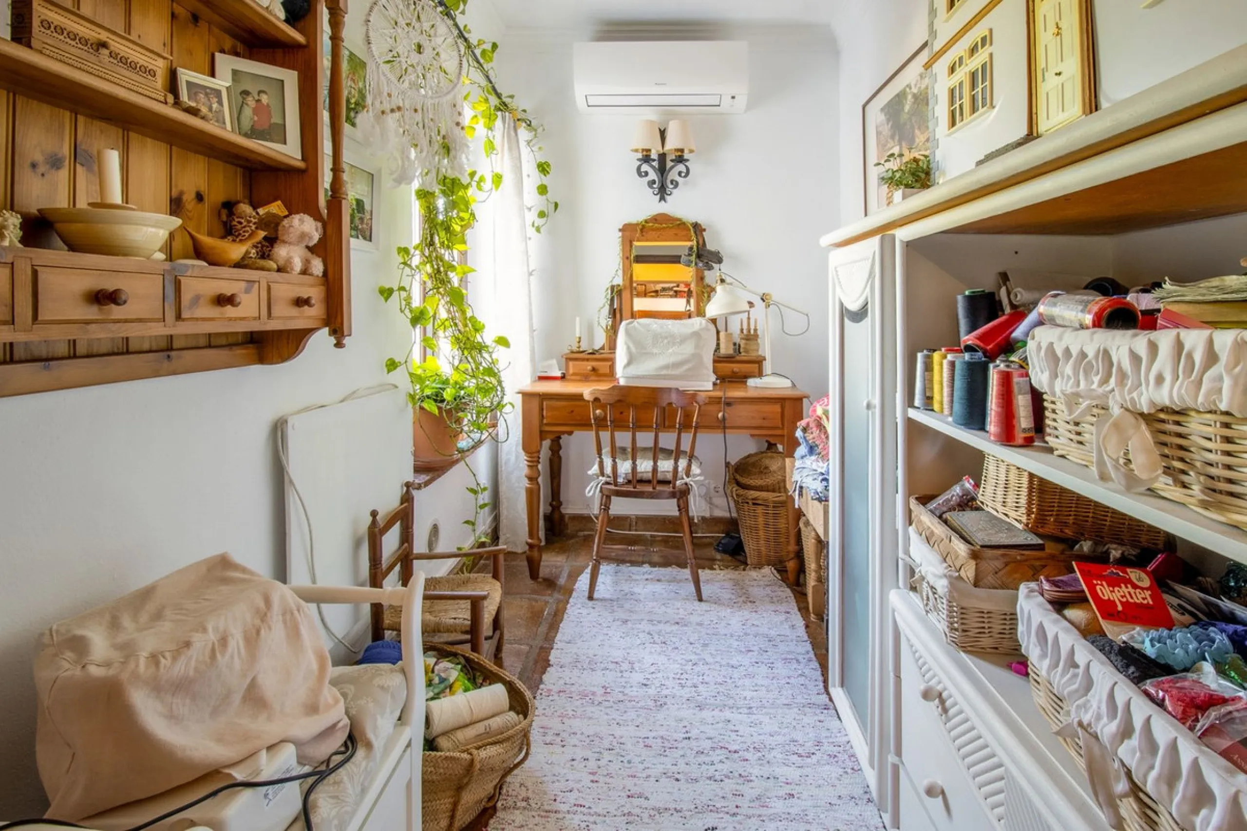 In the sought-after area of Tablazos, between Frigiliana and Nerja, you will find this cosy and charming villa that offers both comfort and character. The house features four bedrooms and three bathrooms, a living room full of personality, and a beautiful
