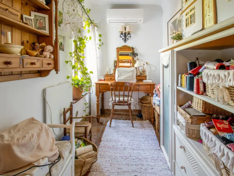 In the sought-after area of Tablazos, between Frigiliana and Nerja, you will find this cosy and charming villa that offers both comfort and character. The house features four bedrooms and three bathrooms, a living room full of personality, and a beautiful
