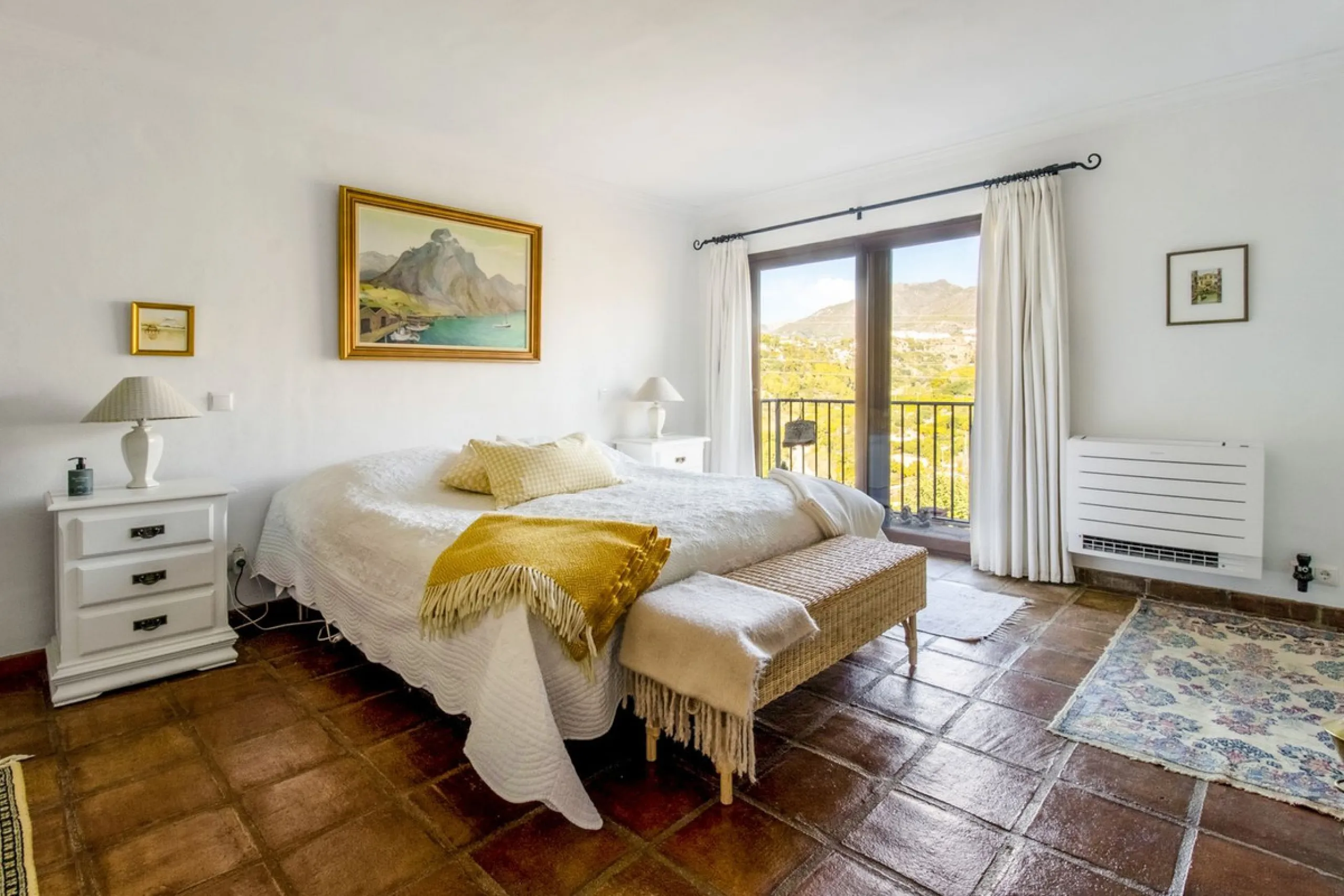 In the sought-after area of Tablazos, between Frigiliana and Nerja, you will find this cosy and charming villa that offers both comfort and character. The house features four bedrooms and three bathrooms, a living room full of personality, and a beautiful