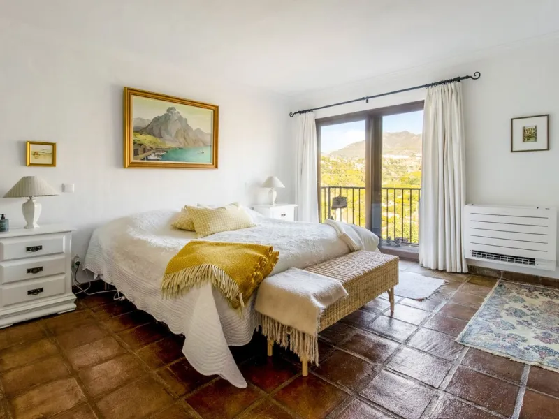 In the sought-after area of Tablazos, between Frigiliana and Nerja, you will find this cosy and charming villa that offers both comfort and character. The house features four bedrooms and three bathrooms, a living room full of personality, and a beautiful