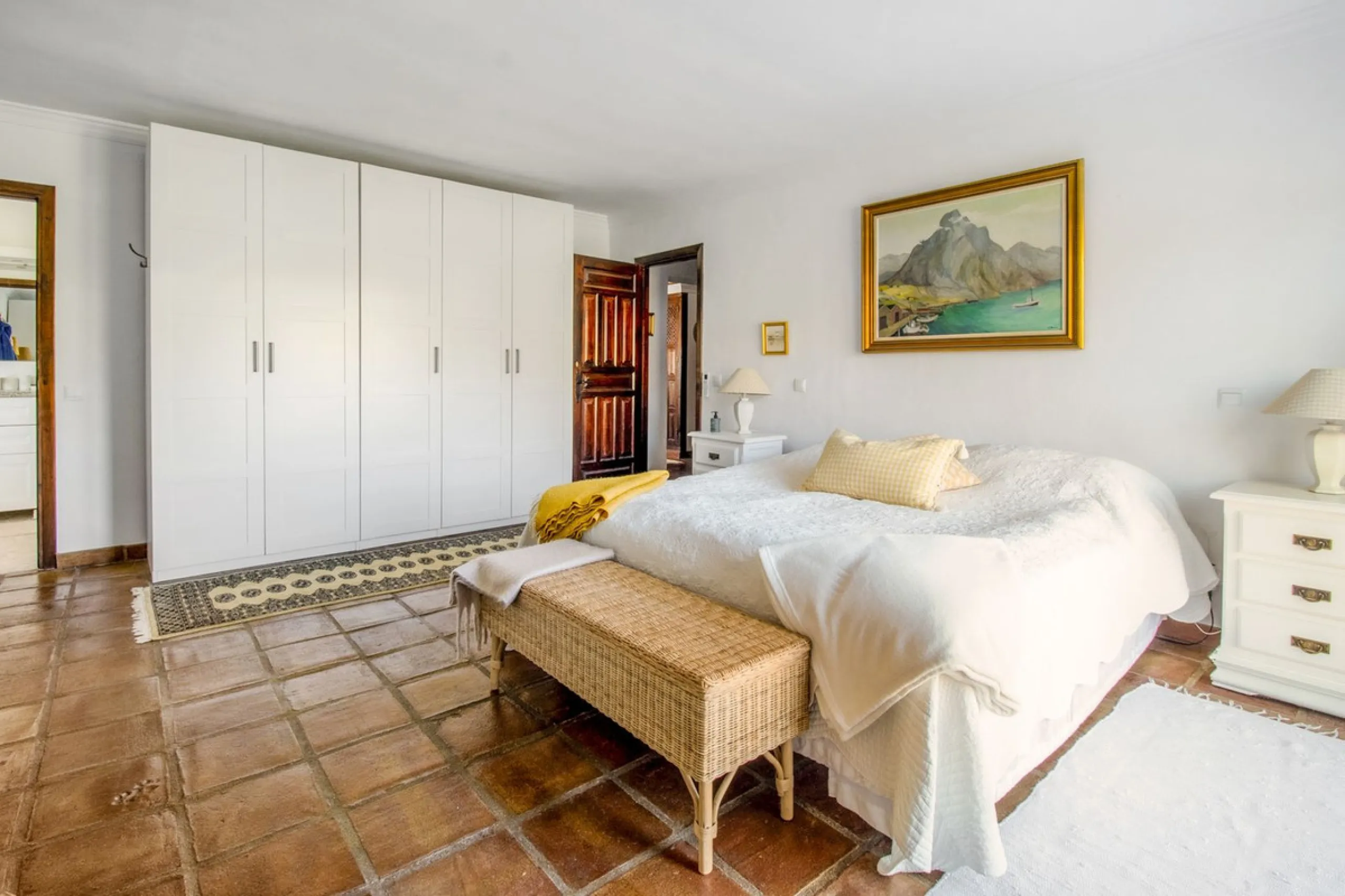 In the sought-after area of Tablazos, between Frigiliana and Nerja, you will find this cosy and charming villa that offers both comfort and character. The house features four bedrooms and three bathrooms, a living room full of personality, and a beautiful