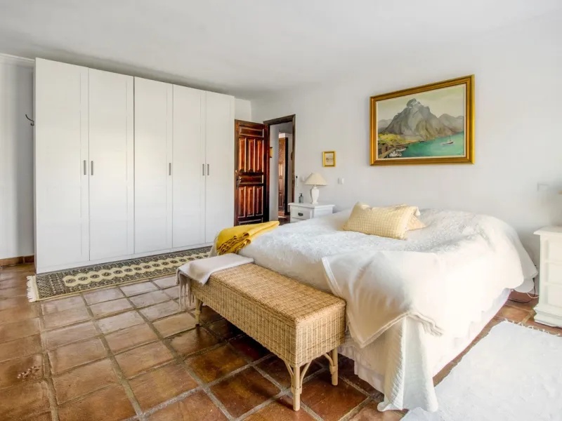 In the sought-after area of Tablazos, between Frigiliana and Nerja, you will find this cosy and charming villa that offers both comfort and character. The house features four bedrooms and three bathrooms, a living room full of personality, and a beautiful