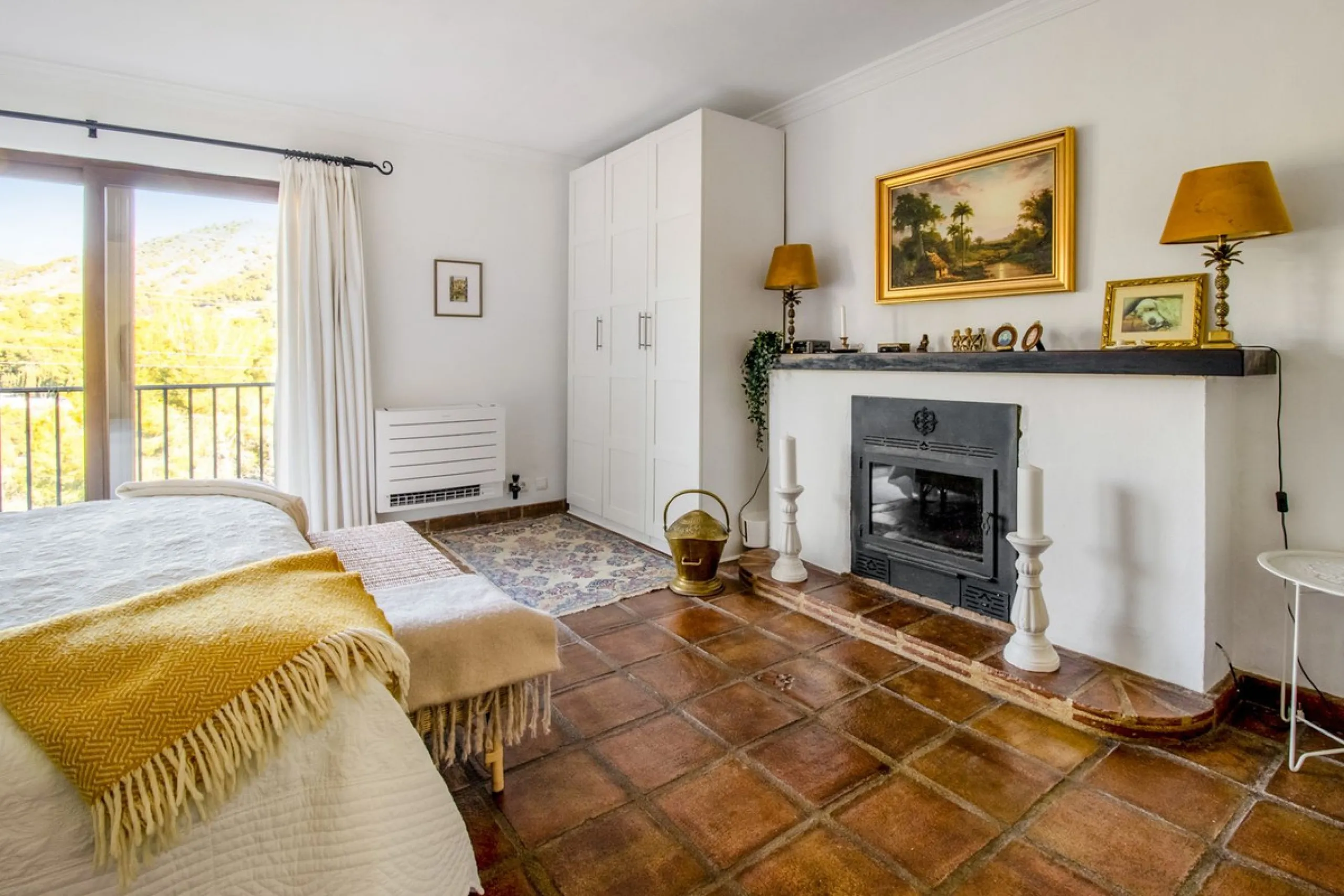 In the sought-after area of Tablazos, between Frigiliana and Nerja, you will find this cosy and charming villa that offers both comfort and character. The house features four bedrooms and three bathrooms, a living room full of personality, and a beautiful