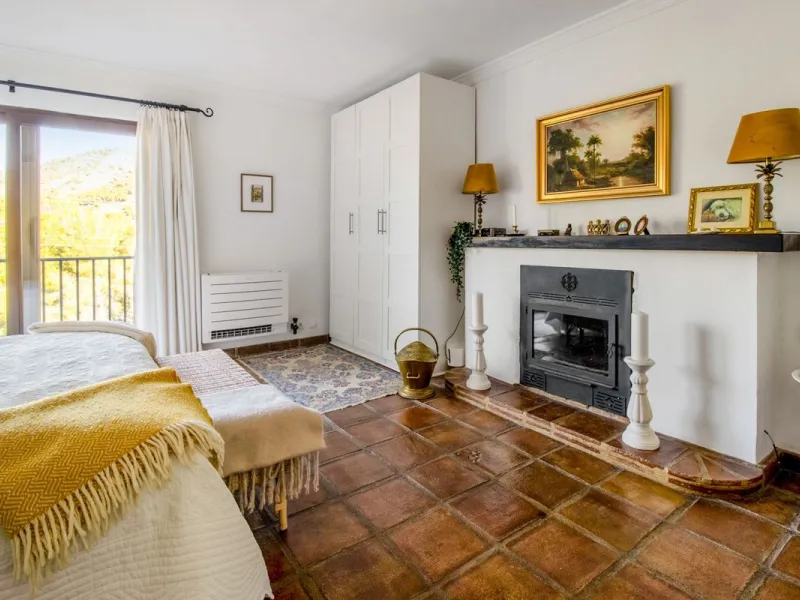 In the sought-after area of Tablazos, between Frigiliana and Nerja, you will find this cosy and charming villa that offers both comfort and character. The house features four bedrooms and three bathrooms, a living room full of personality, and a beautiful