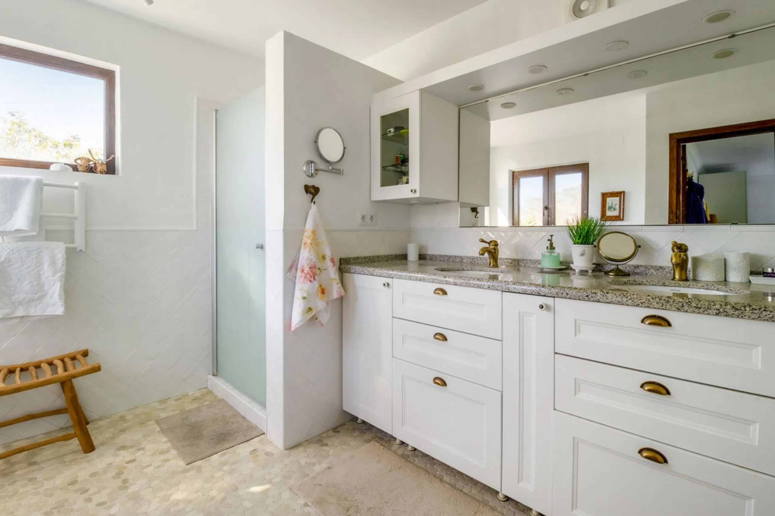 In the sought-after area of Tablazos, between Frigiliana and Nerja, you will find this cosy and charming villa that offers both comfort and character. The house features four bedrooms and three bathrooms, a living room full of personality, and a beautiful