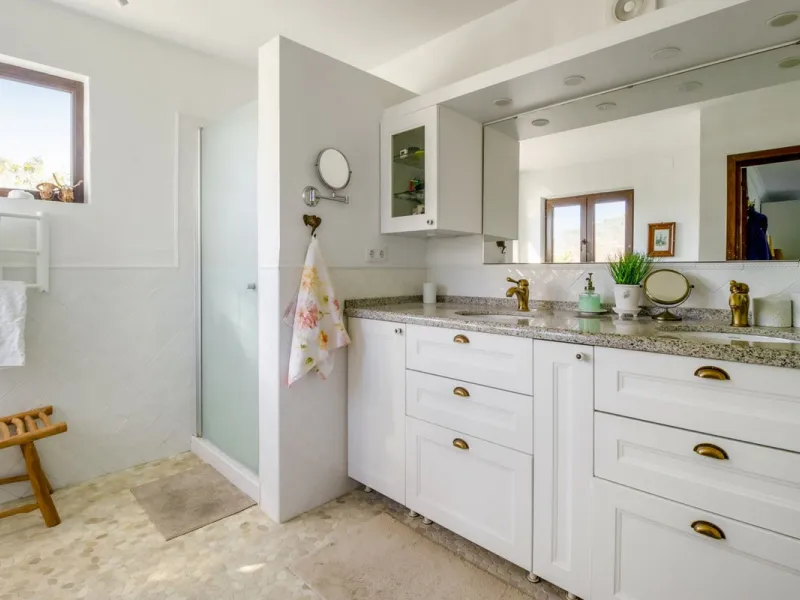 In the sought-after area of Tablazos, between Frigiliana and Nerja, you will find this cosy and charming villa that offers both comfort and character. The house features four bedrooms and three bathrooms, a living room full of personality, and a beautiful