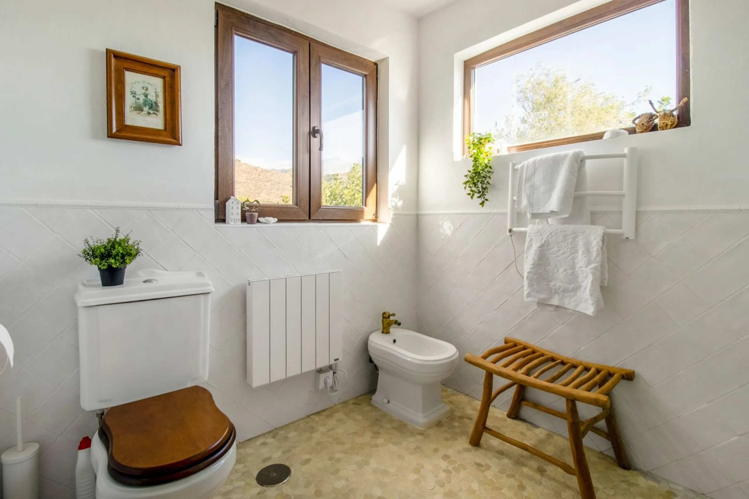 In the sought-after area of Tablazos, between Frigiliana and Nerja, you will find this cosy and charming villa that offers both comfort and character. The house features four bedrooms and three bathrooms, a living room full of personality, and a beautiful