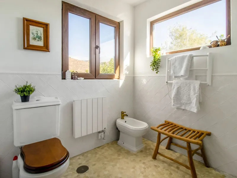 In the sought-after area of Tablazos, between Frigiliana and Nerja, you will find this cosy and charming villa that offers both comfort and character. The house features four bedrooms and three bathrooms, a living room full of personality, and a beautiful