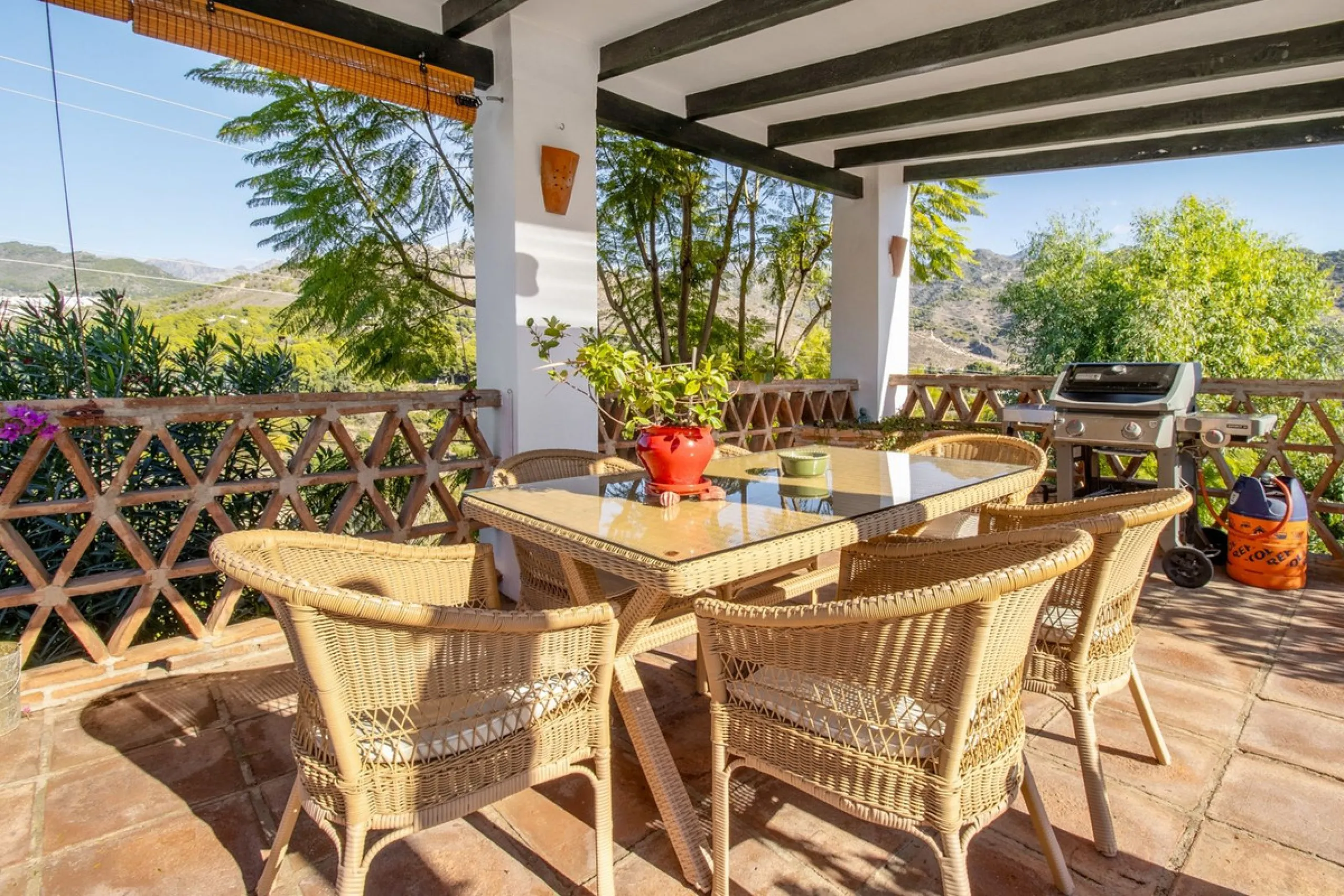 In the sought-after area of Tablazos, between Frigiliana and Nerja, you will find this cosy and charming villa that offers both comfort and character. The house features four bedrooms and three bathrooms, a living room full of personality, and a beautiful