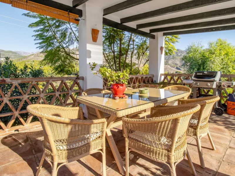 In the sought-after area of Tablazos, between Frigiliana and Nerja, you will find this cosy and charming villa that offers both comfort and character. The house features four bedrooms and three bathrooms, a living room full of personality, and a beautiful