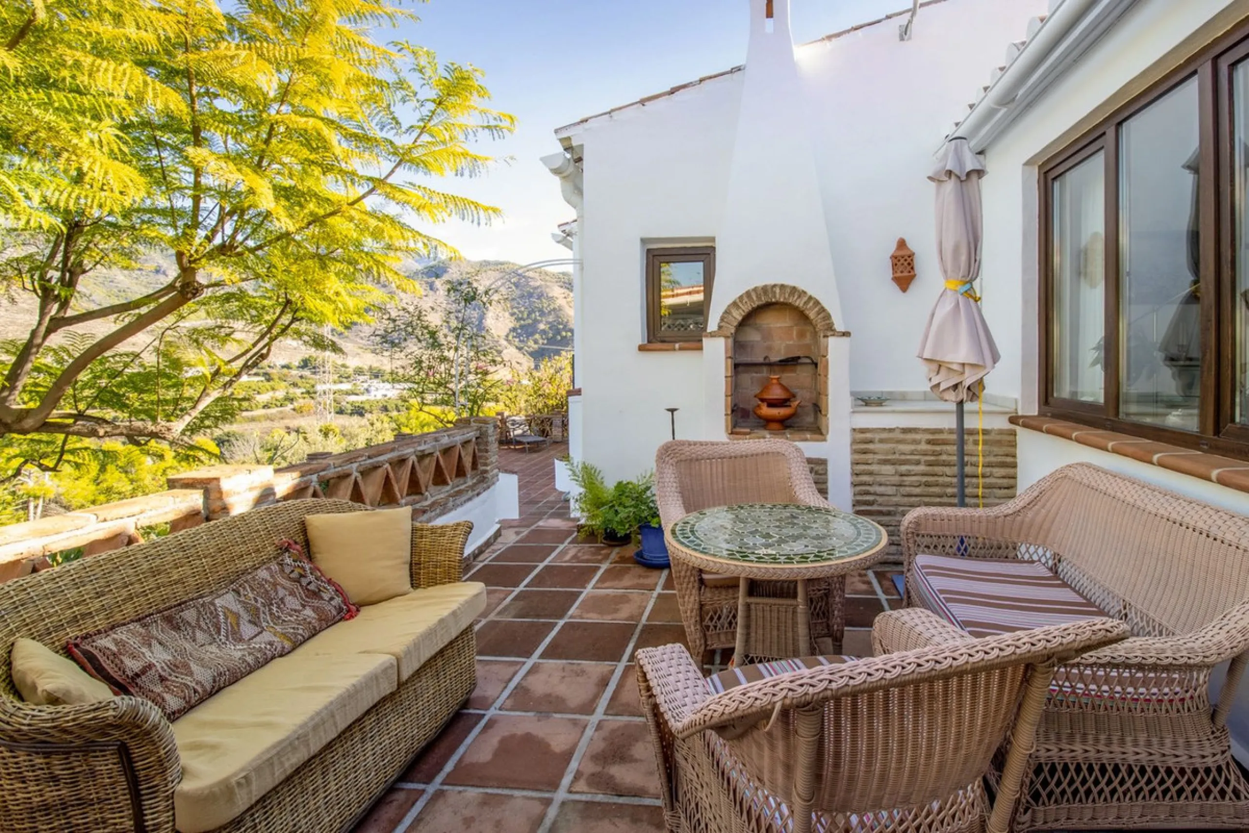In the sought-after area of Tablazos, between Frigiliana and Nerja, you will find this cosy and charming villa that offers both comfort and character. The house features four bedrooms and three bathrooms, a living room full of personality, and a beautiful