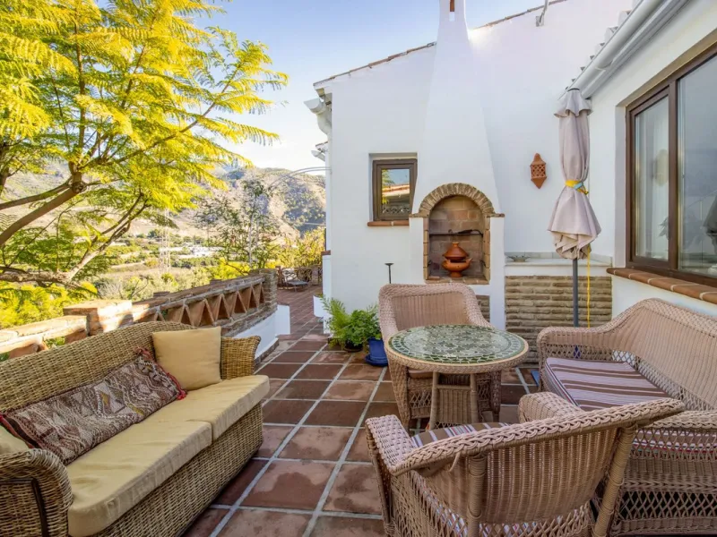 In the sought-after area of Tablazos, between Frigiliana and Nerja, you will find this cosy and charming villa that offers both comfort and character. The house features four bedrooms and three bathrooms, a living room full of personality, and a beautiful