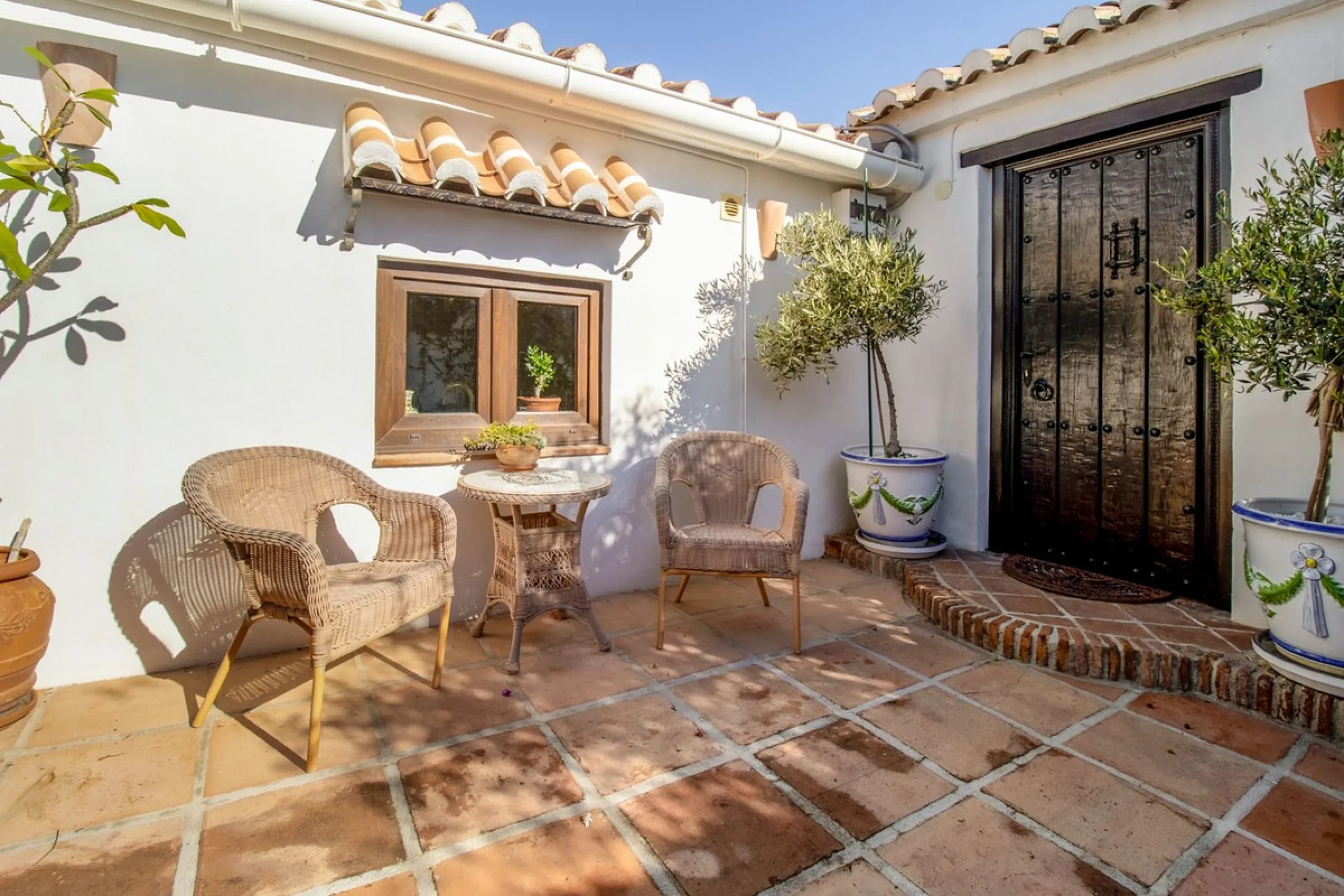 In the sought-after area of Tablazos, between Frigiliana and Nerja, you will find this cosy and charming villa that offers both comfort and character. The house features four bedrooms and three bathrooms, a living room full of personality, and a beautiful