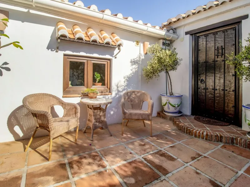 In the sought-after area of Tablazos, between Frigiliana and Nerja, you will find this cosy and charming villa that offers both comfort and character. The house features four bedrooms and three bathrooms, a living room full of personality, and a beautiful