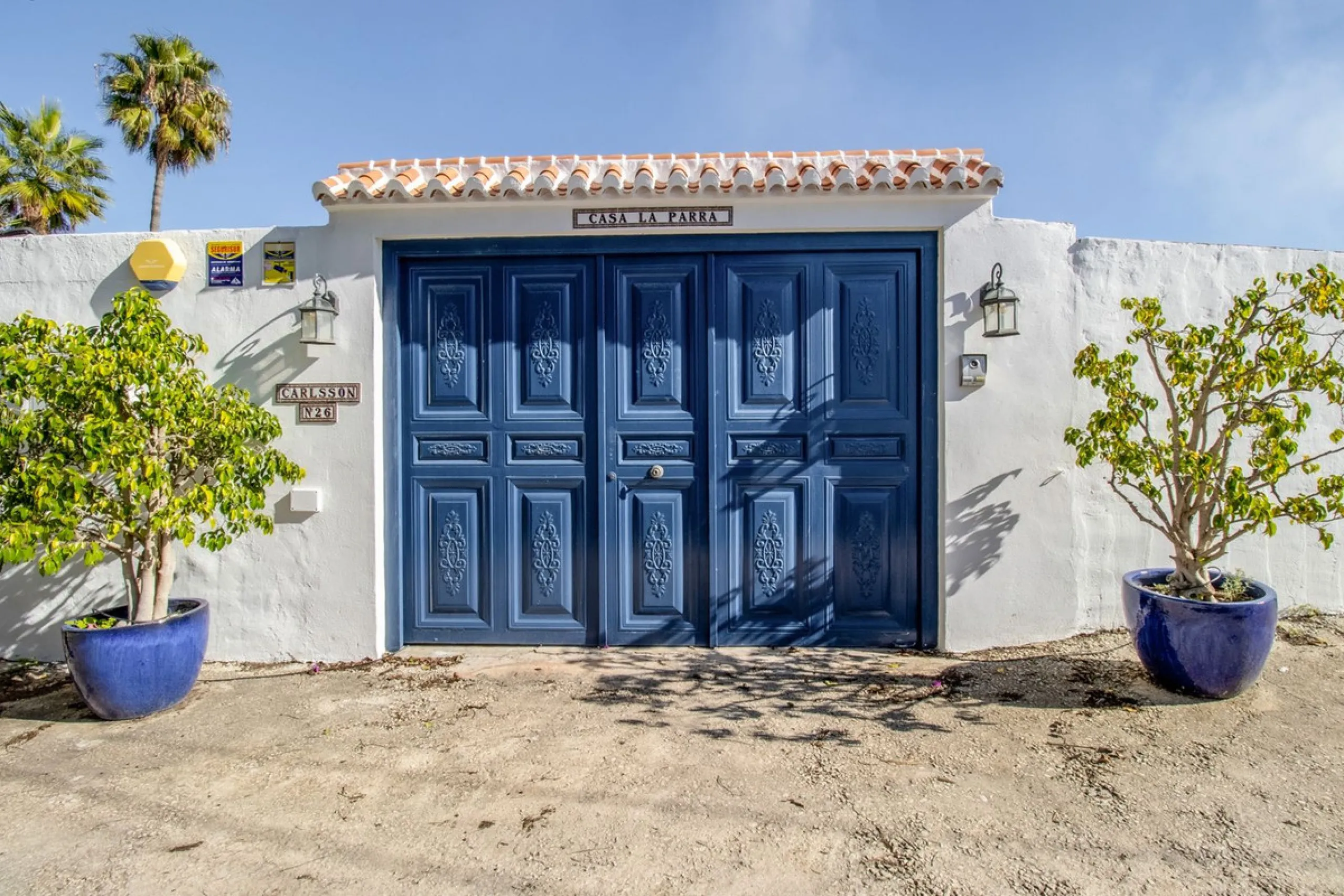 In the sought-after area of Tablazos, between Frigiliana and Nerja, you will find this cosy and charming villa that offers both comfort and character. The house features four bedrooms and three bathrooms, a living room full of personality, and a beautiful
