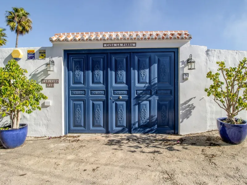 In the sought-after area of Tablazos, between Frigiliana and Nerja, you will find this cosy and charming villa that offers both comfort and character. The house features four bedrooms and three bathrooms, a living room full of personality, and a beautiful