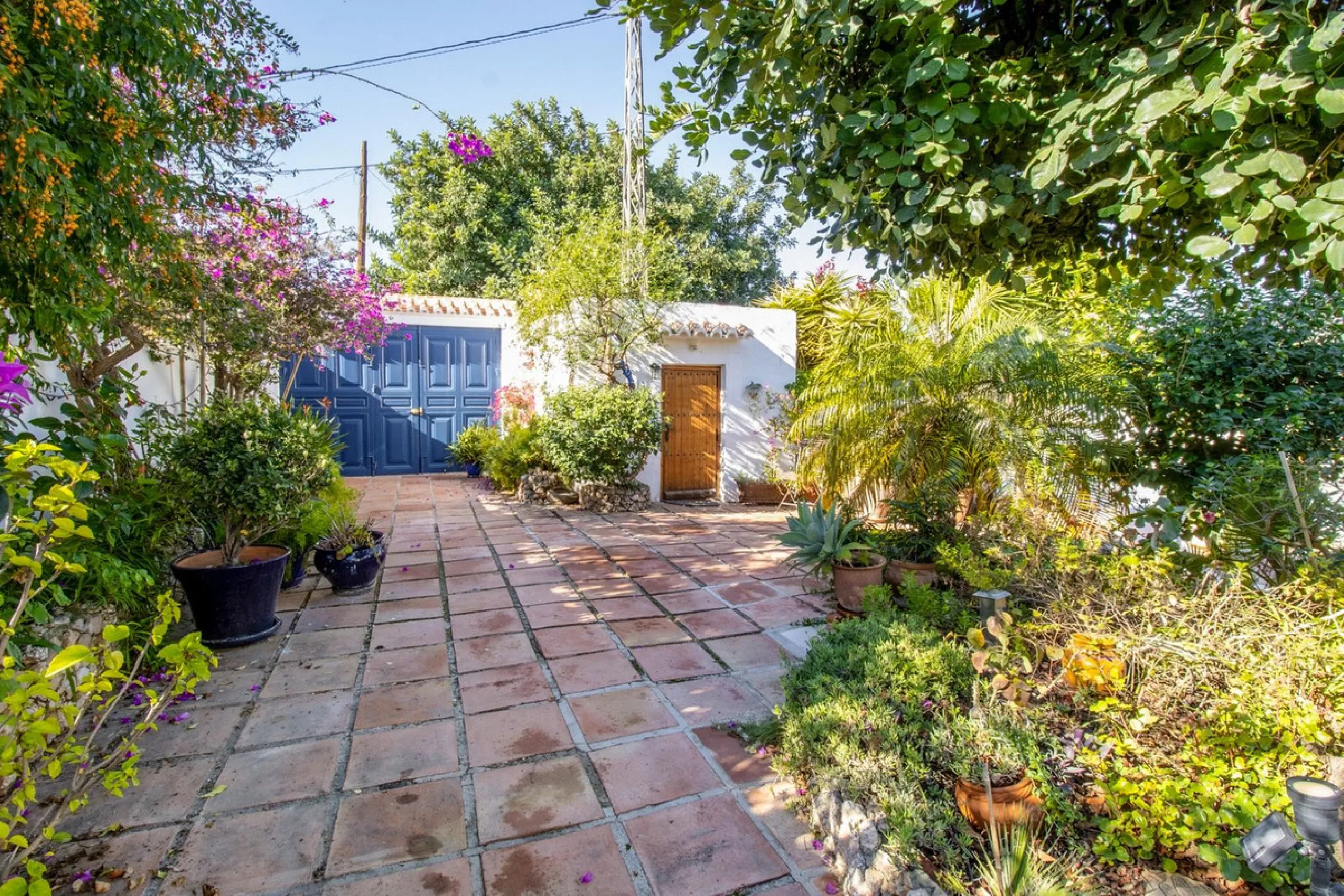 In the sought-after area of Tablazos, between Frigiliana and Nerja, you will find this cosy and charming villa that offers both comfort and character. The house features four bedrooms and three bathrooms, a living room full of personality, and a beautiful