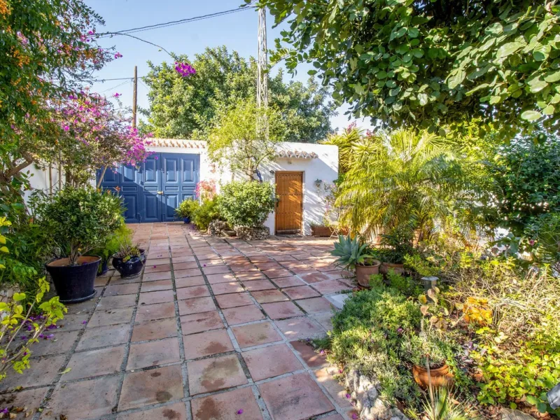 In the sought-after area of Tablazos, between Frigiliana and Nerja, you will find this cosy and charming villa that offers both comfort and character. The house features four bedrooms and three bathrooms, a living room full of personality, and a beautiful