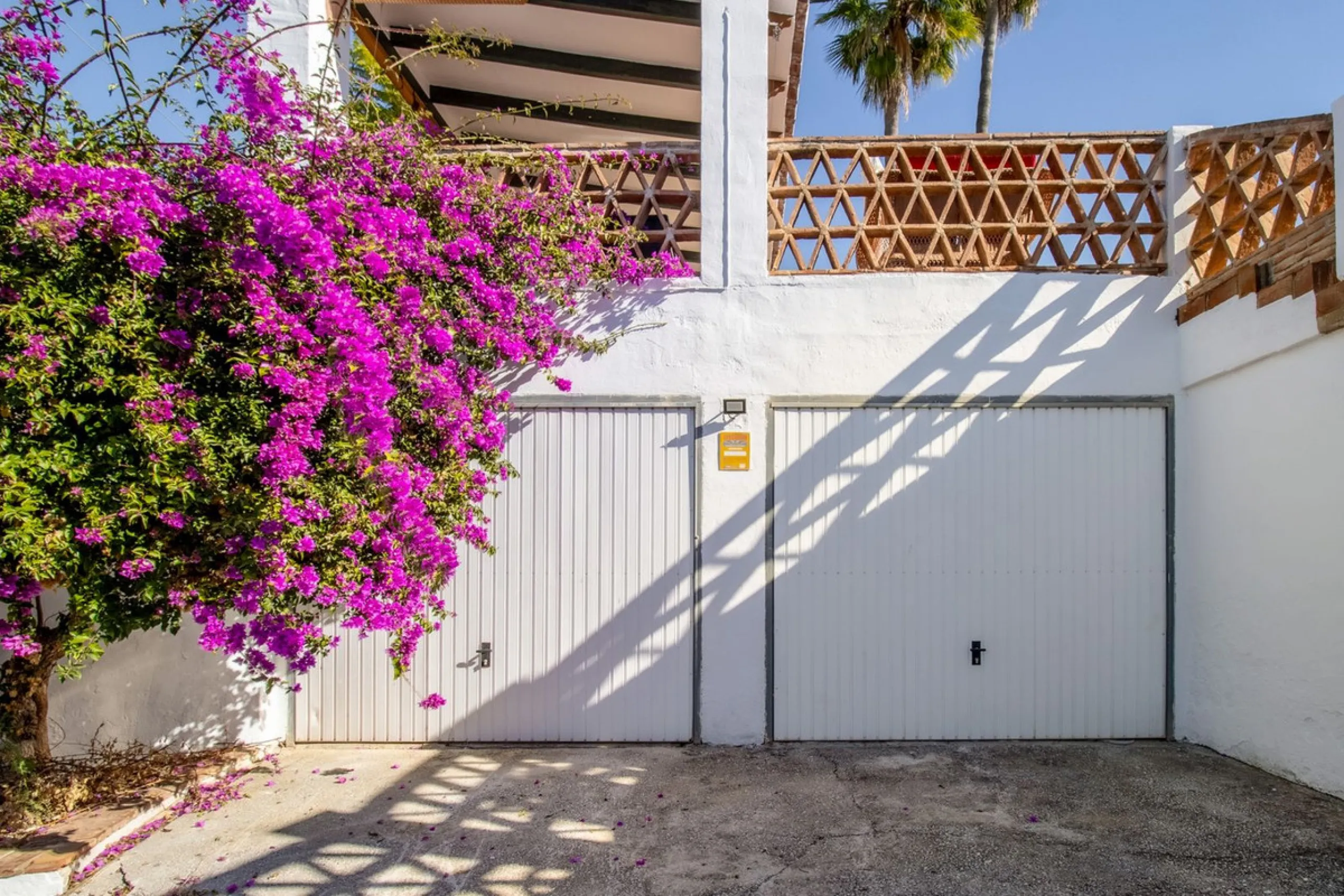 In the sought-after area of Tablazos, between Frigiliana and Nerja, you will find this cosy and charming villa that offers both comfort and character. The house features four bedrooms and three bathrooms, a living room full of personality, and a beautiful