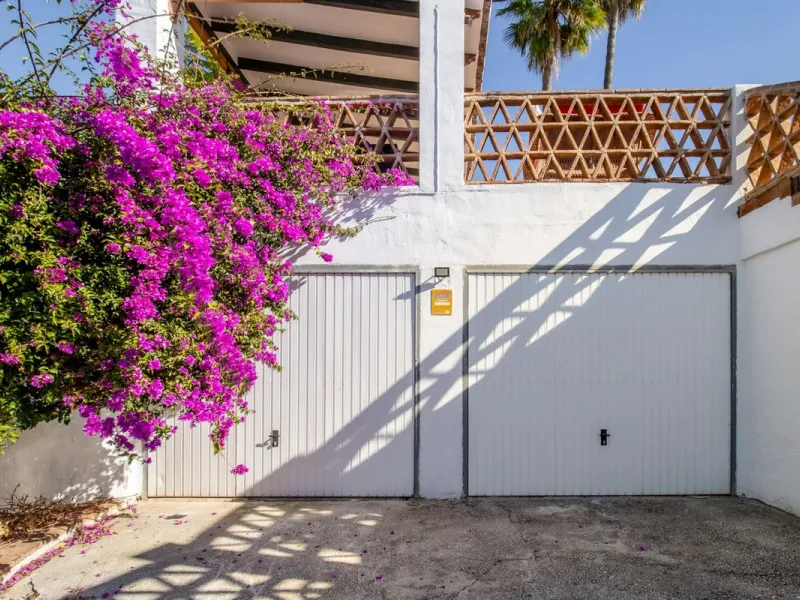 In the sought-after area of Tablazos, between Frigiliana and Nerja, you will find this cosy and charming villa that offers both comfort and character. The house features four bedrooms and three bathrooms, a living room full of personality, and a beautiful