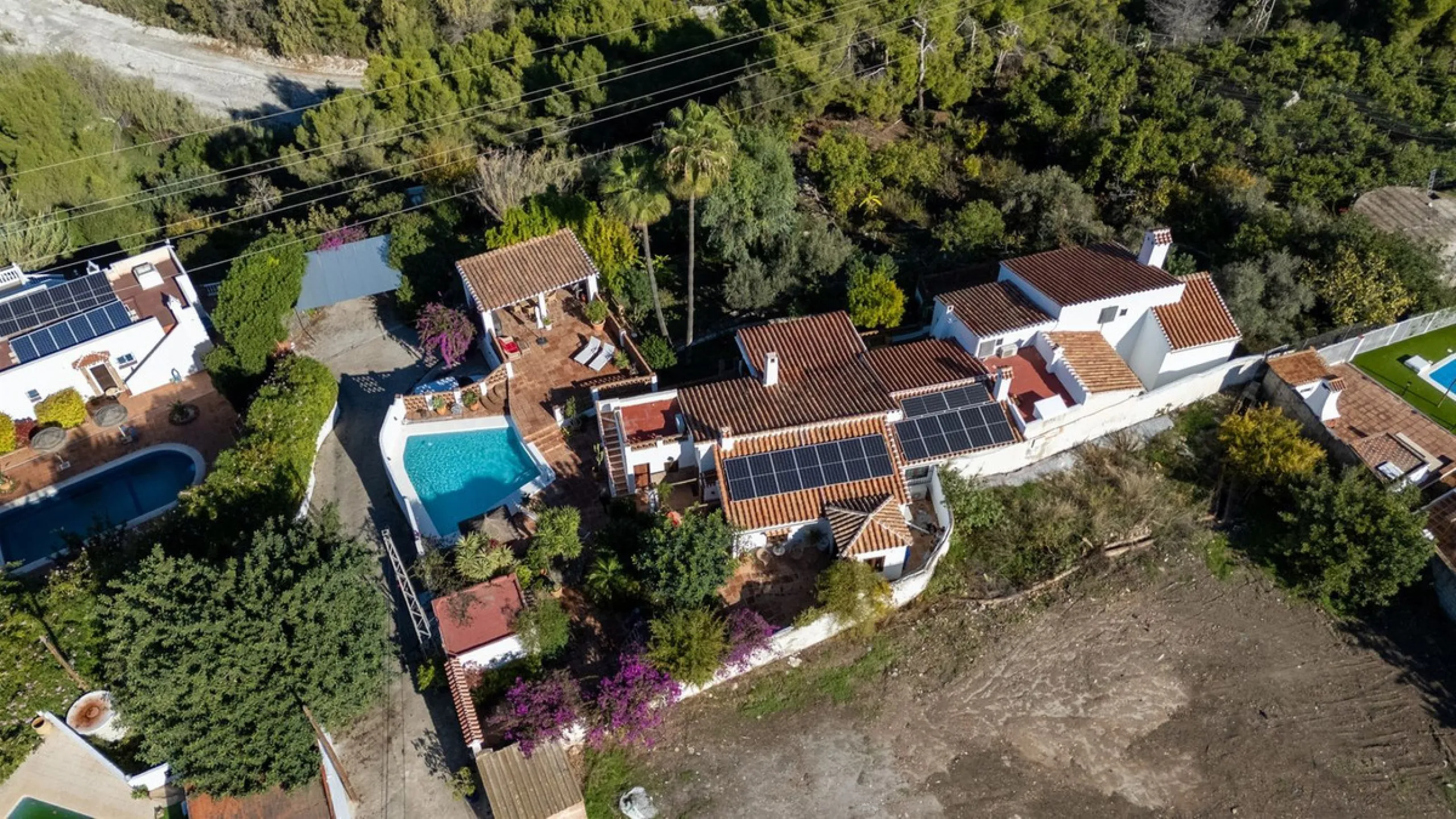 In the sought-after area of Tablazos, between Frigiliana and Nerja, you will find this cosy and charming villa that offers both comfort and character. The house features four bedrooms and three bathrooms, a living room full of personality, and a beautiful